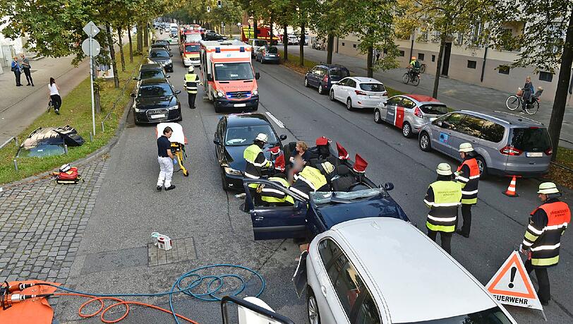 Bei dem Unfall auf der Prinzregentenstraße wurde vier Personen verletzt. Bei dem Unfall auf der Prinzregentenstraße wurde vier Personen verletzt.