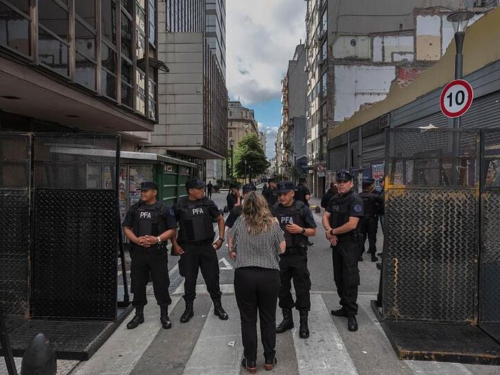 Polizisten stehen im Zentrum von Buenos Aires an einer Straßensperre.