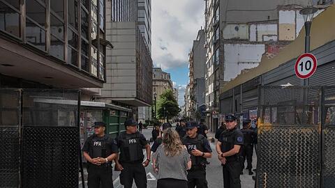 Polizisten stehen im Zentrum von Buenos Aires an einer Straßensperre.