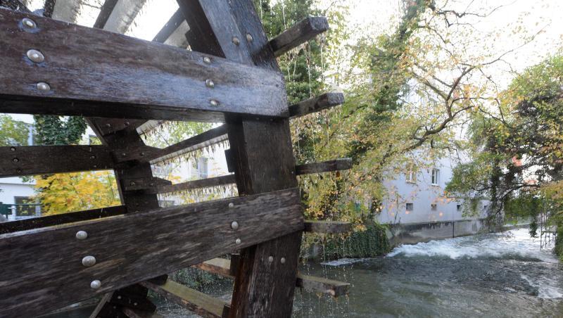 Ein Wasserrad dreht sich in Augsburg an einem Stadtkanal. Foto: Stefan Puchner/dpa/Archivbild Ein Wasserrad dreht sich in Augsburg an einem Stadtkanal. Foto: Stefan Puchner/dpa/Archivbild