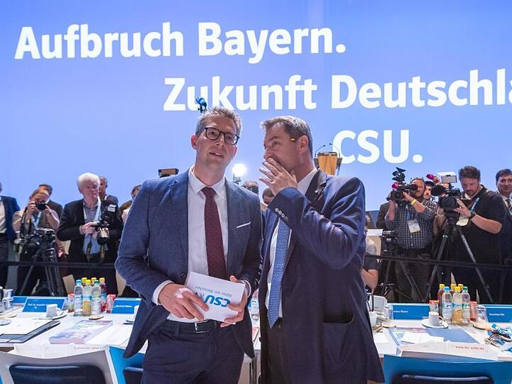 Markus Blume (l)und Markus Söder stehen zu Beginn des CSU-Parteitags zusammen. Foto: Peter Kneffel/dpa