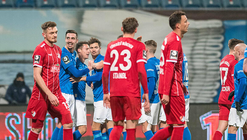 2:0 für Hansa: Rostocker Jubel nach dem Eigentor von Türkcücü-Spieler Aaron Berzel.