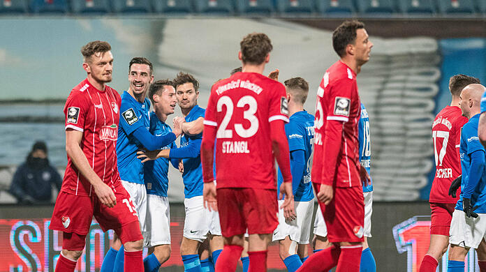 2:0 für Hansa: Rostocker Jubel nach dem Eigentor von Türkcücü-Spieler Aaron Berzel.