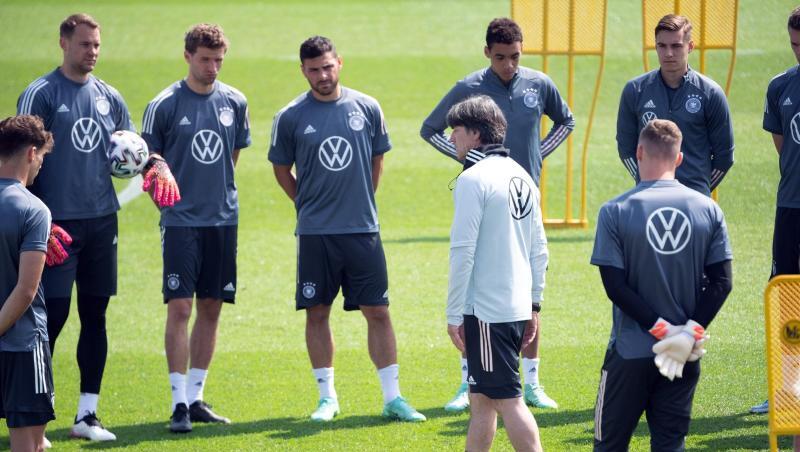 Bundestrainer Joachim Löw tüftelt mit seinen Spielern am Matchplan gegen England.