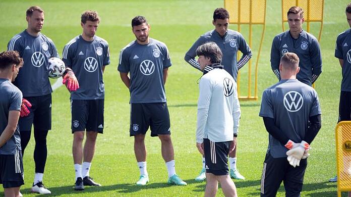 Bundestrainer Joachim Löw tüftelt mit seinen Spielern am Matchplan gegen England.