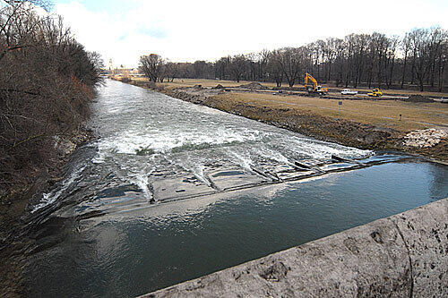 Blick von der Wittelsbacher- zur Reichenbachbrücke: hier soll ein neuer Steg für Fußgänger und Radler entstehen.