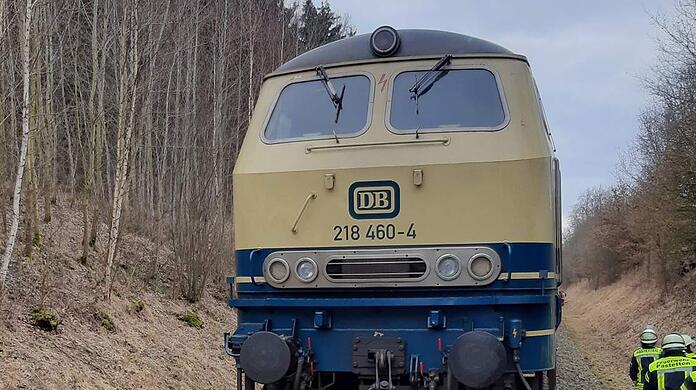 Am Mittwoch sind nach einer Rauch- und Brandentwicklung an einer Lokomotive bei Markt Schwaben zehn Fahrgäste und der Lokführer einer Regionalbahn leicht verletzt worden.