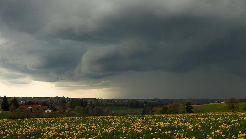 Aprilwetter in Bayern: Bl&uuml;hende Wiesen, Gewitter - aber auch nochmal Frost.