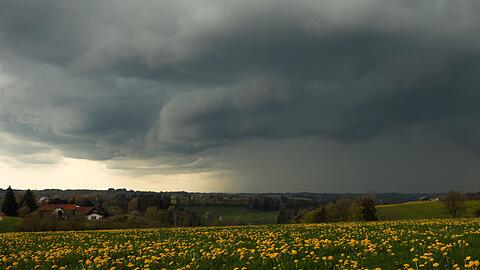 Aprilwetter in Bayern: Bl&uuml;hende Wiesen, Gewitter - aber auch nochmal Frost.