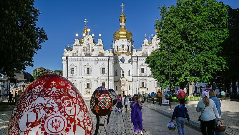 Infolge russischen Raketenbeschusses ist die Mariä-Entschlafens-Kathedrale des Unesco geschützten Höhlenklosters in der ukrainischen Hauptstadt in Kiew in Brand geraten. (Archivbild) Infolge russischen Raketenbeschusses ist die Mariä-Entschlafens-Kathedrale des Unesco geschützten Höhlenklosters in der ukrainischen Hauptstadt in Kiew in Brand geraten. (Archivbild)