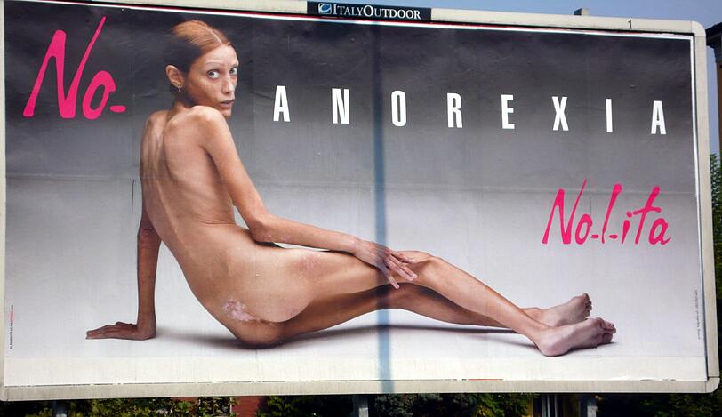 Für eine Kampagne gegen Anorexie hingen Aufnahmen vom inzwischen verstorbenen, magersüchtigen Model Isabelle Caro in vielen italienischen Städten.