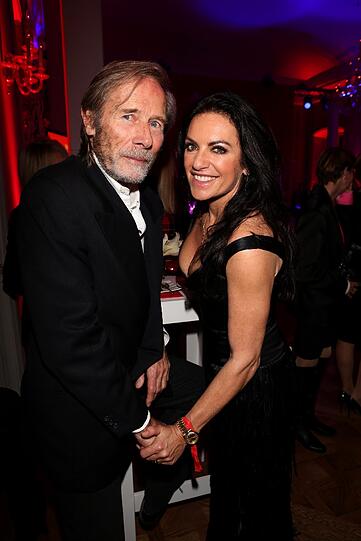 Schauspieler Horst Janson unterhält sich mit Schauspielerin Christine Neubauer. "Mon Chéri Barbara-Tag" im Schloss Nymphenburg.