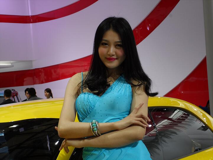 Schöne Frauen an neuen Autos: Eine nach wie vor unschlagbar attraktive Kombination - auch in Shanghai.