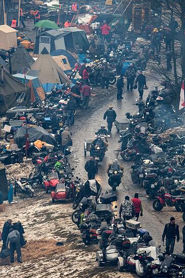 Am Wochenende treffen sich wieder Tausende Biker aus ganz Europa zum Elefantentreffen im Bayerischen Wald. Wie's da zugeht? Hier die Bilder vom letzten Jahr.