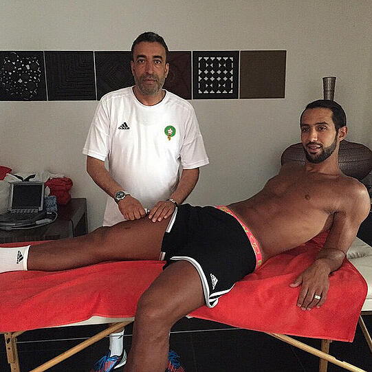 Weilt in seinem Heimatland Marokko und postete auf Twitter ein Bild von ihm und seinem Physio Karim Serhane: Medhi Benatia.