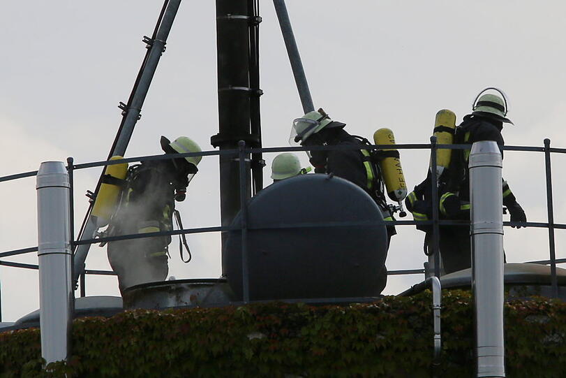 Bei einem Schreinereibetrieb geriet ein Holzspänesilo in Brand. Die Feuerwahr war mit Löschfahrzeugen vor Ort.