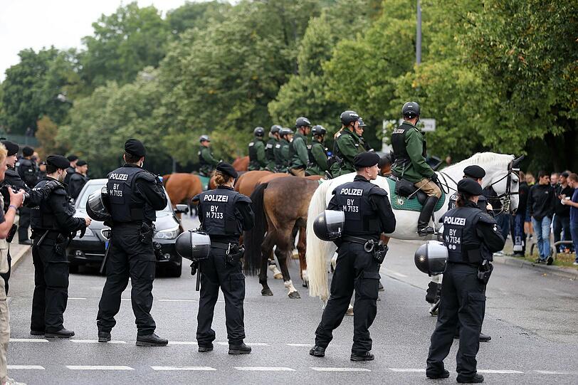 Auf alles vorbereitet: Polizisten halten die Fans getrennt.