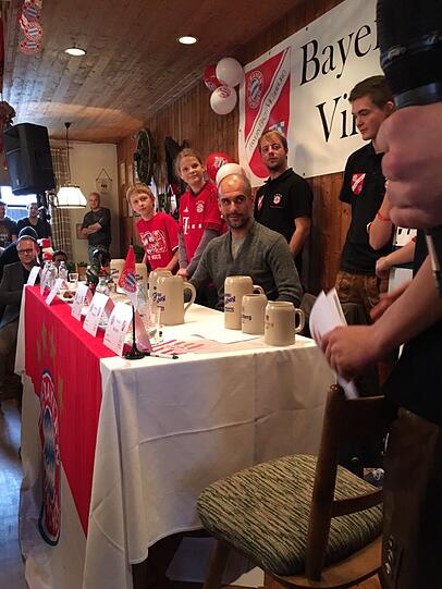 Bayern-Stars zum Anfassen: Die Bilder von den Adventsbesuchen bei den Fanclubs zum Durchklicken