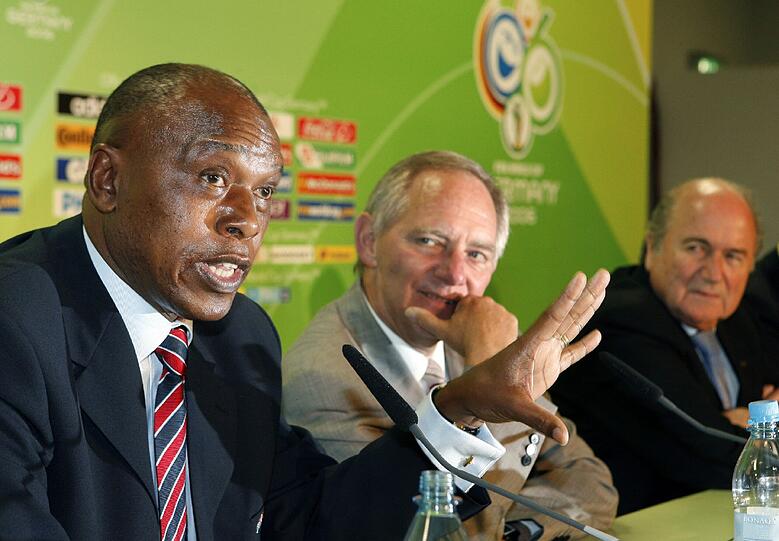 Sexwale, bürgerlich mit Vornamen Mosima Gabriel, war im damaligen Apartheidstaat Südafrika 13 Jahre lang zusammen mit Friedensnobelpreisträger Nelson Mandela auf Robben Island inhaftiert. Derzeit leitet er eine FIFA-Beobachtungskommission für Israel und Palästina.