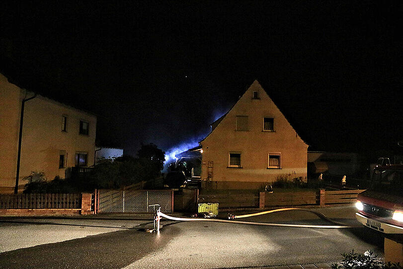 Ein bewaffneter Mann hielt den kleinen oberfränkischen Ort Reundorf am Sonntag in Atem - die Bilder vom SEK-Einsatz.