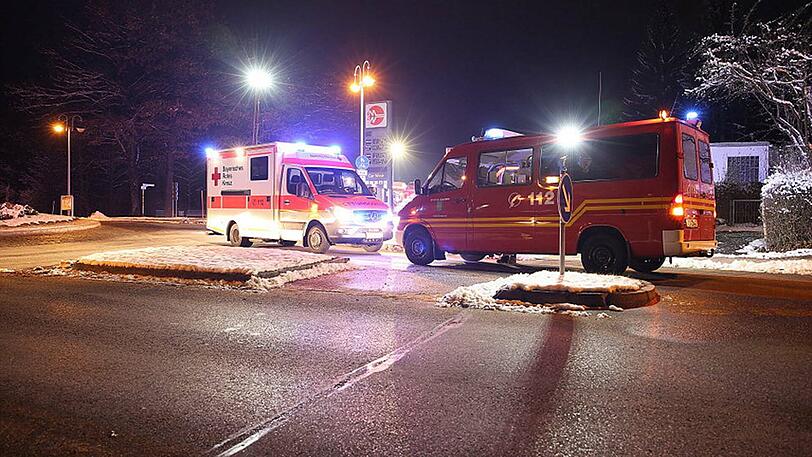 Das Auto ist nach dem Unfall vollkommen zerstört, der Fahrer schwer verletzt. Die Bilder aus Traunreut.