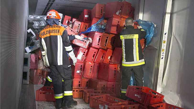 40 Tonnen schwerer Fleisch-Laster kippt um: A8 gesperrt - Bilder vom Bergungseinsatz.