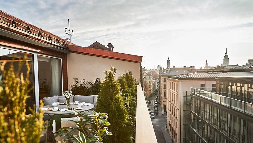 Königliches Frühstück mit Altstadtblick: die Terrasse der Maximilians Suite. Königliches Frühstück mit Altstadtblick: die Terrasse der Maximilians Suite.