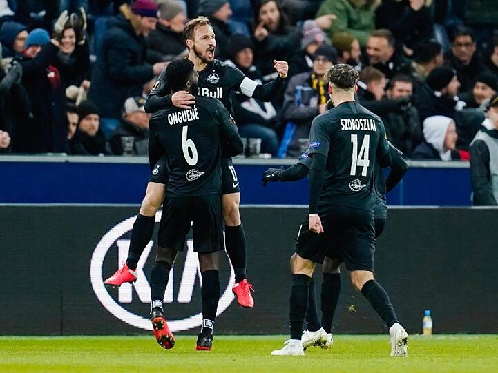 Die Salzburger feiern den Führungstreffer gegen Eintracht Frankfurt.