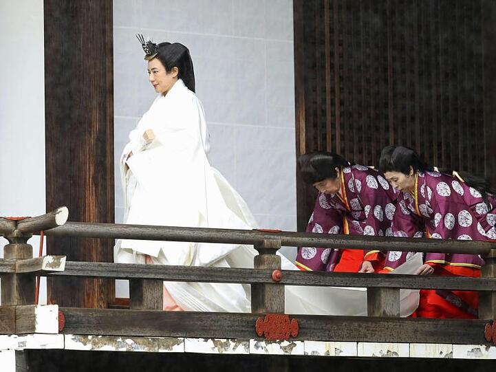 Kaiserin Masako nimmt an der Zeremonie zur Thronbesteigung des Kaisers Naruhito in den heiligen Schreinen teil.