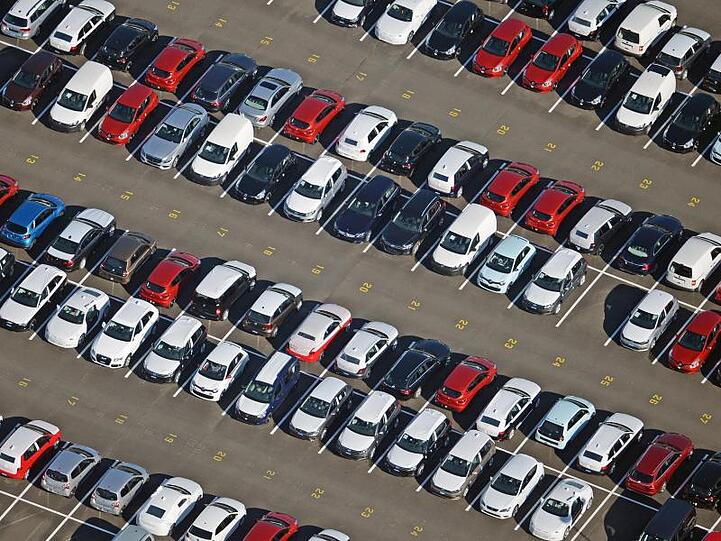 Neuwagen stehen auf einem Verladeplatz nahe Michendorf. Ungeachtet aller Klimadiskussionen kaufen die Deutschen weiterhin immer stärkere Autos.