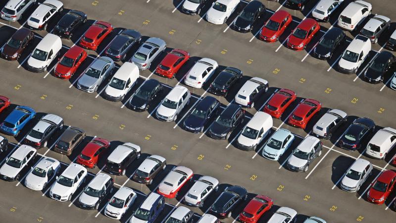 Neuwagen stehen auf einem Verladeplatz nahe Michendorf. Ungeachtet aller Klimadiskussionen kaufen die Deutschen weiterhin immer stärkere Autos. Neuwagen stehen auf einem Verladeplatz nahe Michendorf. Ungeachtet aller Klimadiskussionen kaufen die Deutschen weiterhin immer stärkere Autos.