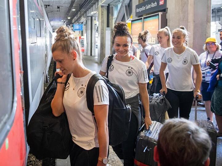 Auf nach Grenoble: Deutschlands Fußball-Frauen reisen ins nächste WM-Quartier.
