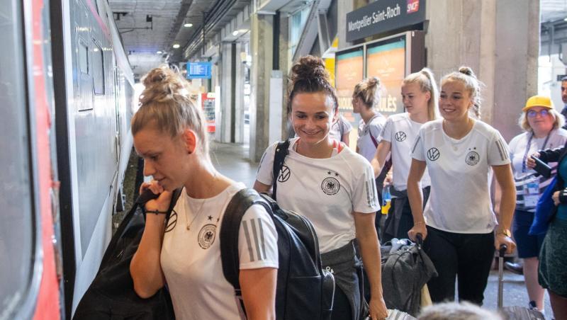 Auf nach Grenoble: Deutschlands Fußball-Frauen reisen ins nächste WM-Quartier. Auf nach Grenoble: Deutschlands Fußball-Frauen reisen ins nächste WM-Quartier.