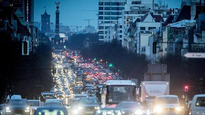 Der abendliche Berufsverkehr in Berlin. Dank Kohle-Kompromiss, Klimapaket und internationalem Einsatz machte Deutschland einige Plätze gut.