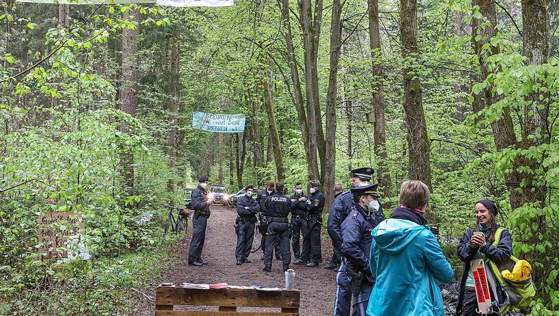 Die Polizei ist stets vor Ort – und hat nachts verhindert, dass Baumhäuser errichtet werden.