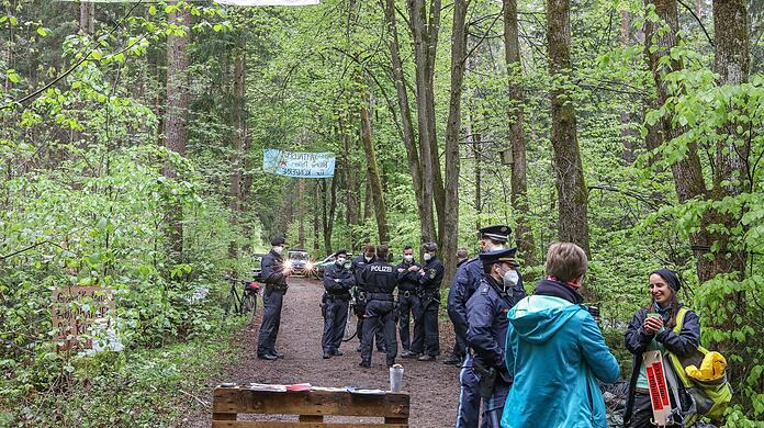 Die Polizei ist stets vor Ort – und hat nachts verhindert, dass Baumhäuser errichtet werden.