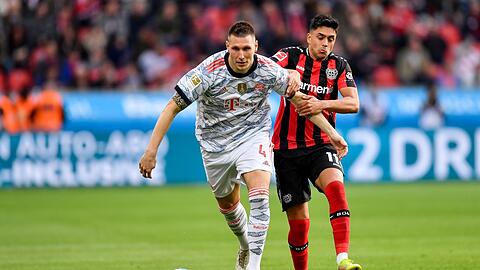 "Wenn er mal in Bewegung ist, ist er schwer zu stoppen", sagt Thomas Müller über Niklas Süle (links), hier gegen Leverkusens Nadiem Amiri.