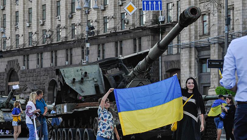 Sechs Monate nach Beginn der russischen Invasion zelebriert die Ukraine ihren Nationalfeiertag - so wie hier in den Straßen von Kiew.