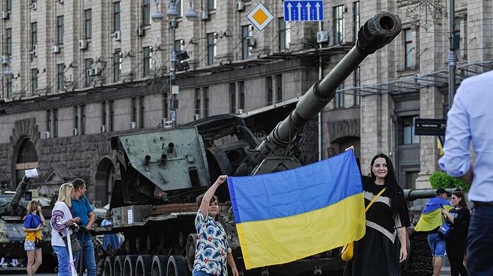 Sechs Monate nach Beginn der russischen Invasion zelebriert die Ukraine ihren Nationalfeiertag - so wie hier in den Straßen von Kiew.