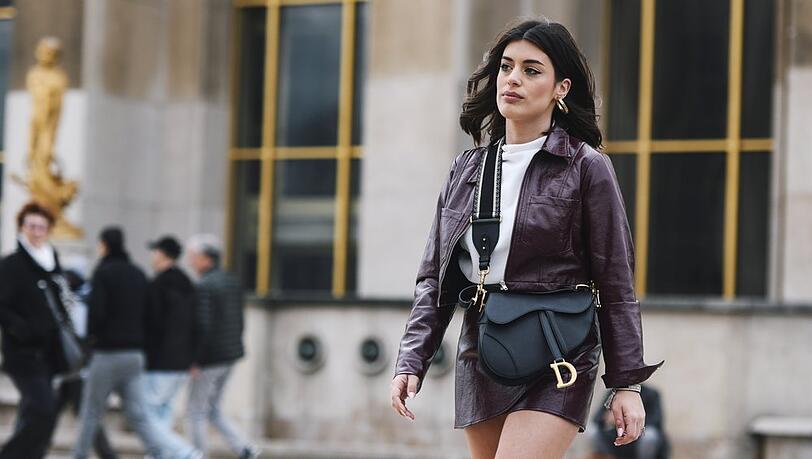 Sexy und lässig: Der Minirock gehört im Frühling 2023 zu den großen Modetrends.