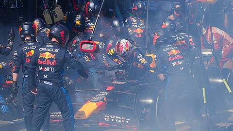 Max Verstappen bricht das Rennen in Melbourne nach fünf Runden ab.