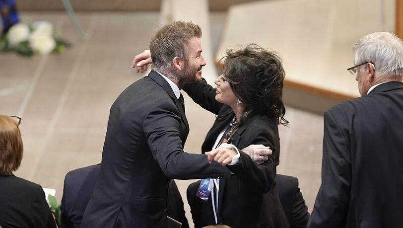 David Beckham begrüßt Nancy Dell'Olio bei der Trauerfeier für Sven-Göran Eriksson.