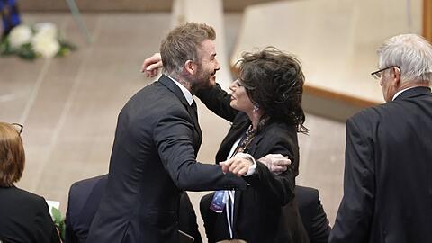 David Beckham begrüßt Nancy Dell'Olio bei der Trauerfeier für Sven-Göran Eriksson.
