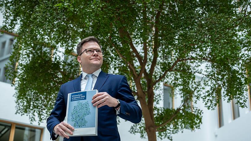 Umweltminister Carsten Schneider (SPD) sieht das neue Klimaschutzprogramm als Fortschritt - steckt aber auch reichlich Kritik daf&uuml;r ein.