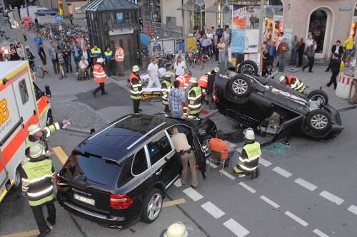Porsche (l.) gegen Tiguan - bei diesem Duell gewann der Stuttgarter Bolide mit einem klassischen K.O.