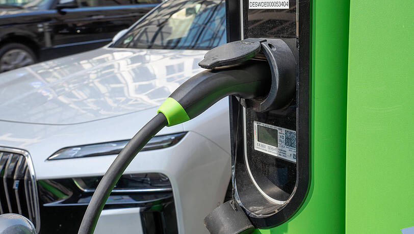 Ein BMW tankt an einer &ouml;ffentlichen E-Ladestation.