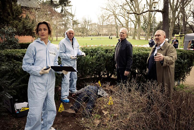 KTU-Chefin Natalie Förster (Tinka Fürst) und Rechtsmediziner Dr. Roth (Joe Bausch, zweiter von links) präsentieren den Ermittlern Max Ballauf (Klaus J. Behrendt) und Freddy Schenk (Dietmar Bär, rechts) einen Mann mit durchgeschnittener Kehle. Er liegt am Rand eines Kölner Stadtparks. KTU-Chefin Natalie Förster (Tinka Fürst) und Rechtsmediziner Dr. Roth (Joe Bausch, zweiter von links) präsentieren den Ermittlern Max Ballauf (Klaus J. Behrendt) und Freddy Schenk (Dietmar Bär, rechts) einen Mann mit durchgeschnittener Kehle. Er liegt am Rand eines Kölner Stadtparks.
