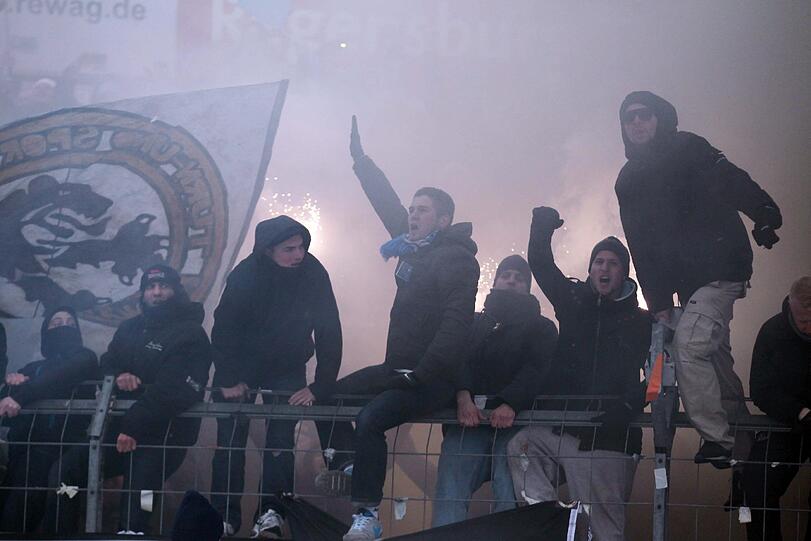Unschöne Szenen in Regensburg. Aufgrund von Bengalos muss die Partie kurzzeitig unterbrochen werden. Aushilfs-Kapitän Daniel Bierofka muss den Fanblock beruhigen. Die Bilder zum durchklicken.