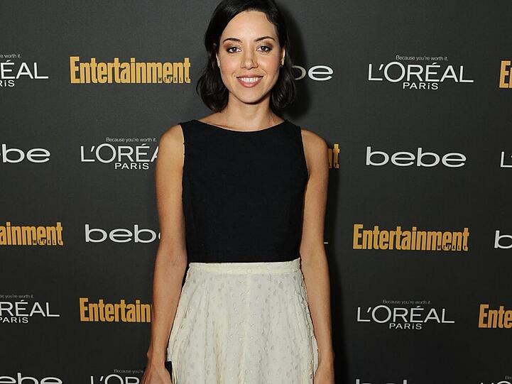Die US-Schauspielerin Aubrey Plaza im glockenförmigen Midi-Rock