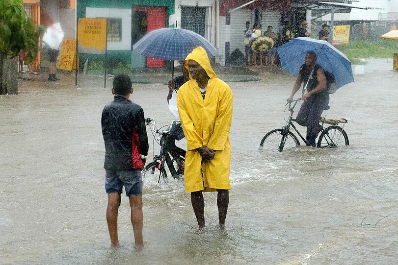 In Recife erwartet die USA und Deutschland eine Wasserschlacht. Die irren Regen-Bilder aus Recife!